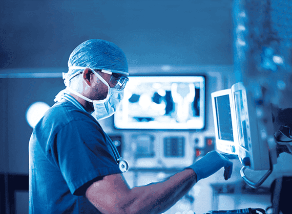 Medizinische Fachkraft am Touchscreen-Monitor